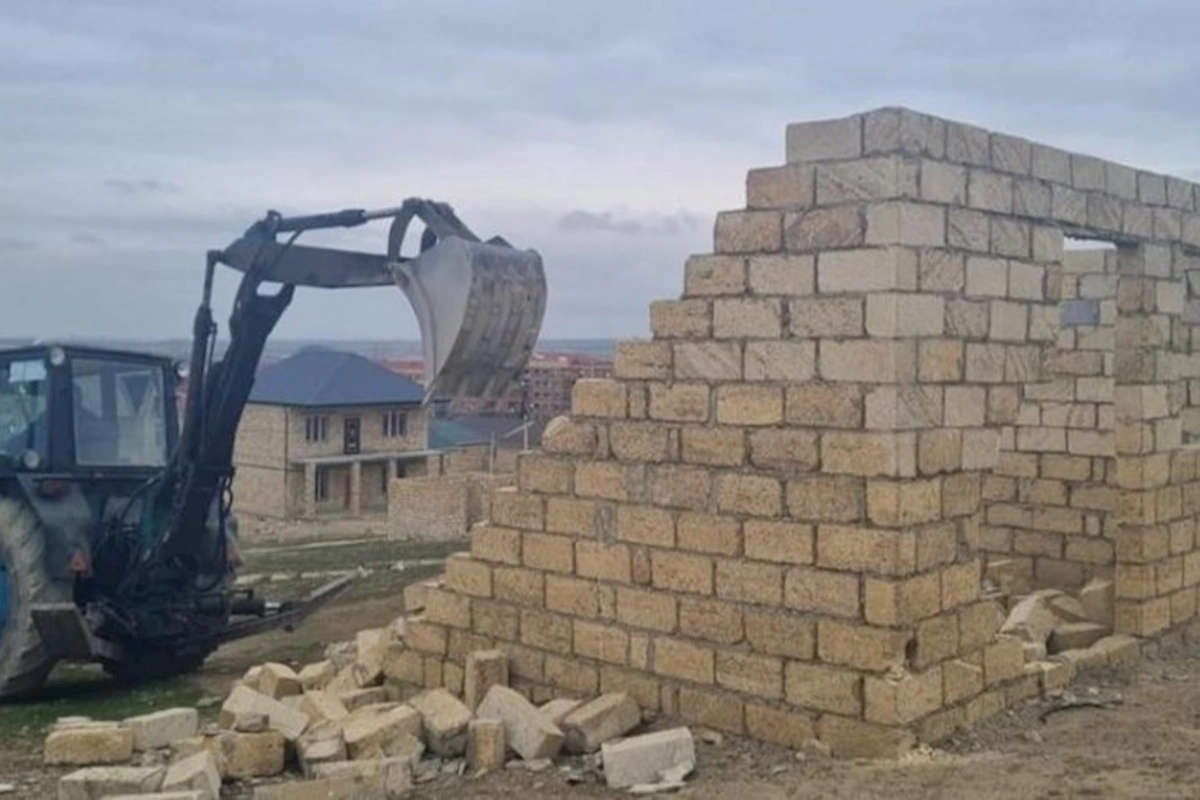Abşeronda qanunsuz tikili sökülüb