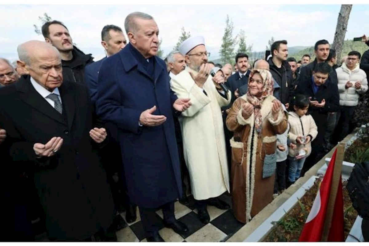 Ərdoğan zəlzələ məzarlığında Quran oxudu — FOTO