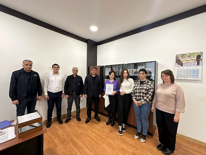 Ruslan Əliyev müharibə veteranının anasını təltif etdi — FOTO Ruslan Əliyev müharibə veteranının anasını təltif etdi — FOTO