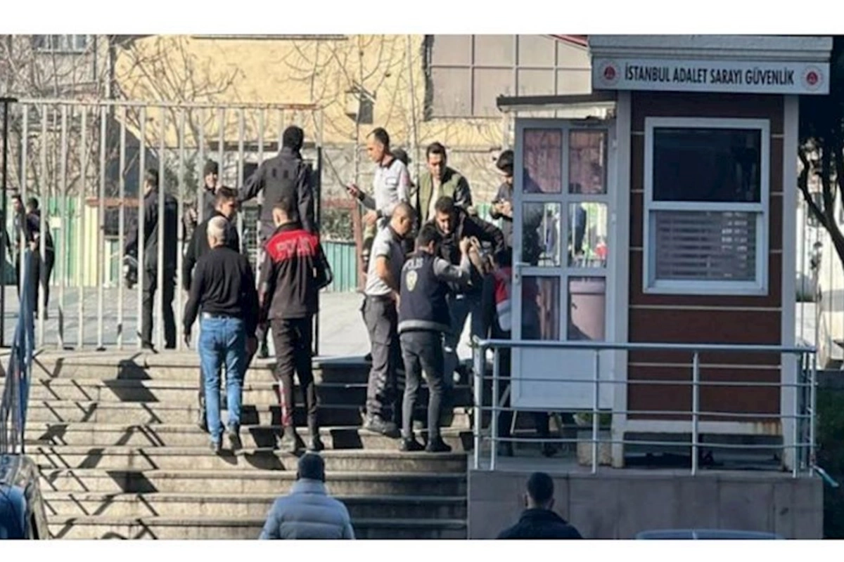 İstanbulda məhkəməyə silahlı hücum: 2 nəfər öldürüldü, 3 polis yaralandı