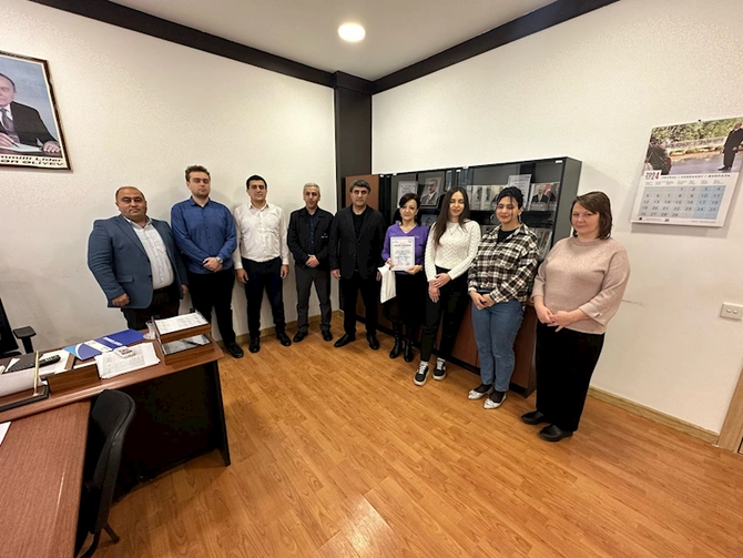 Ruslan Əliyev müharibə veteranının anasını təltif etdi — FOTO Ruslan Əliyev müharibə veteranının anasını təltif etdi — FOTO