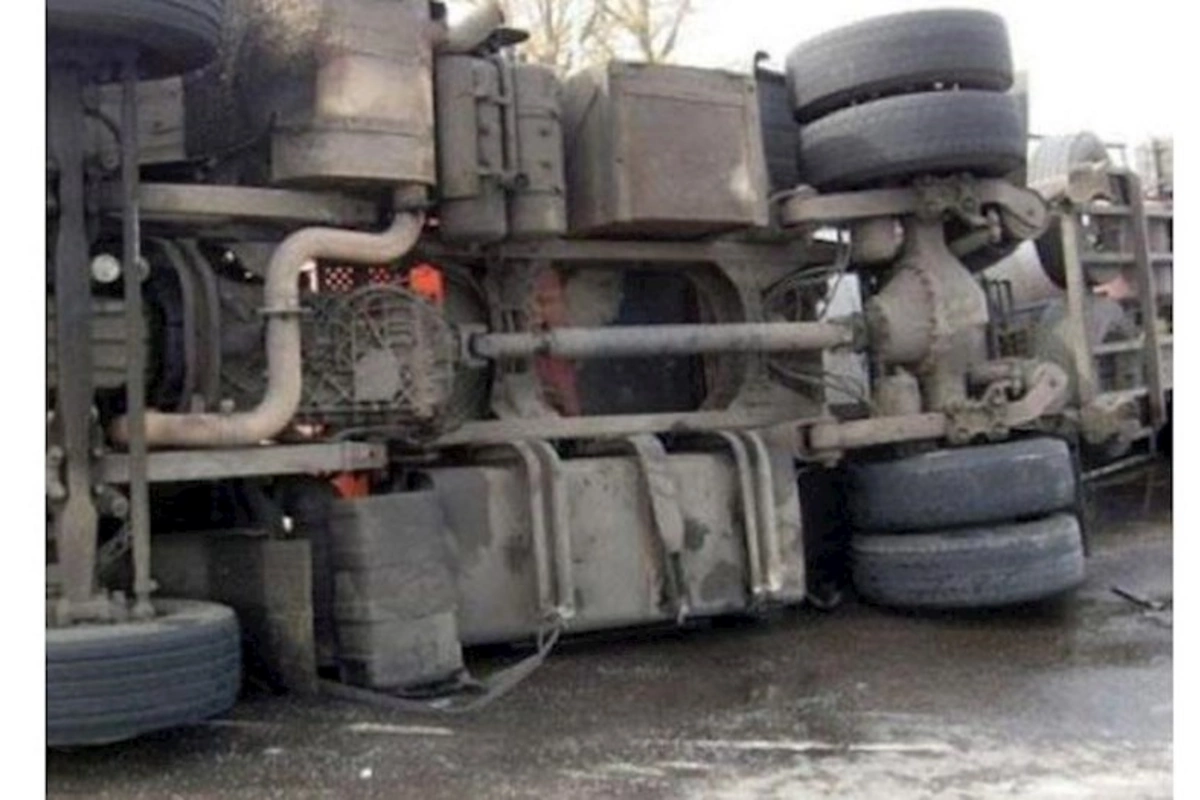 Tovuzda TIR aşdı