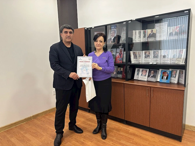 Ruslan Əliyev müharibə veteranının anasını təltif etdi — FOTO Ruslan Əliyev müharibə veteranının anasını təltif etdi — FOTO