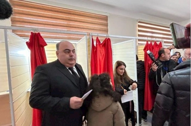 Prezidentliyə namizəd Fuad Əliyev səsvermədə — FOTO Prezidentliyə namizəd Fuad Əliyev səsvermədə — FOTO
