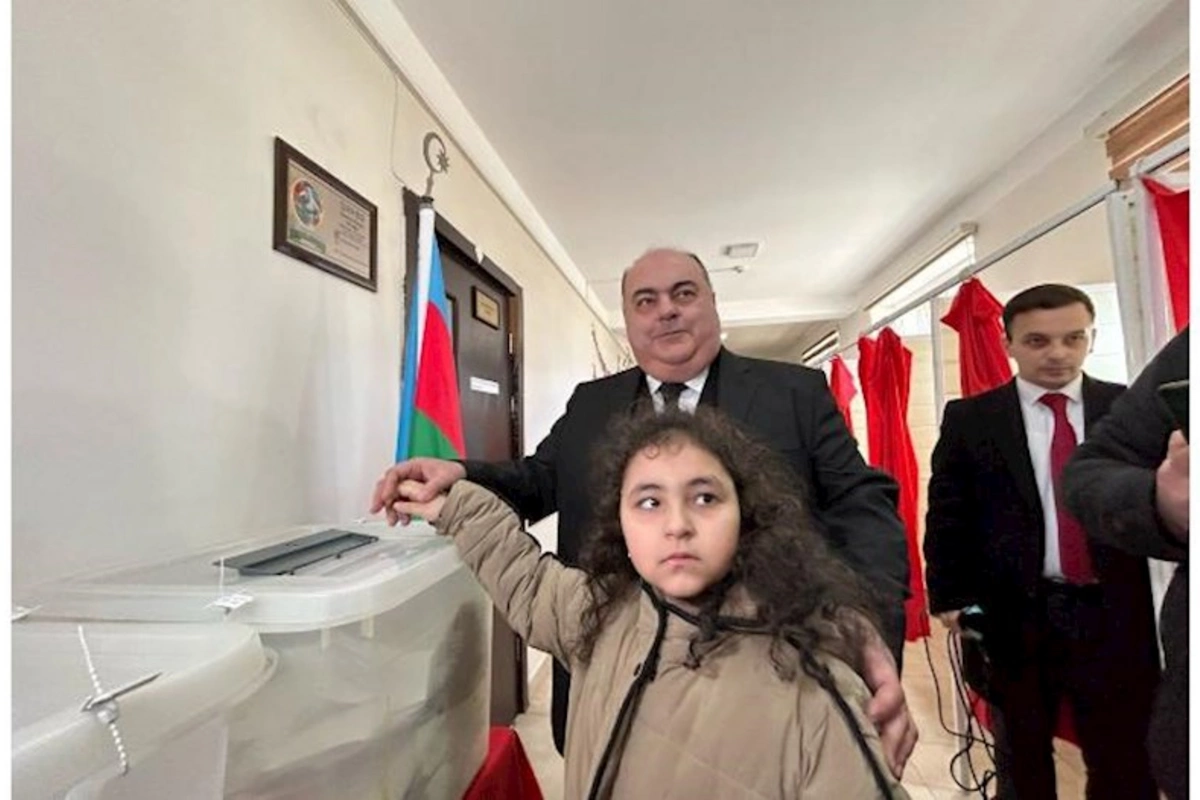Prezidentliyə namizəd Fuad Əliyev səsvermədə — FOTO