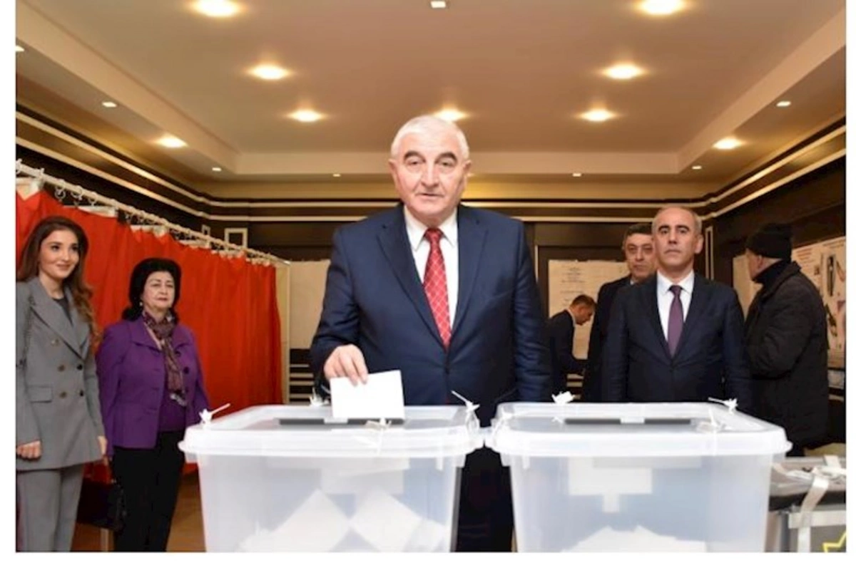 Məzahir Pənahov da səs verdi — FOTOLAR