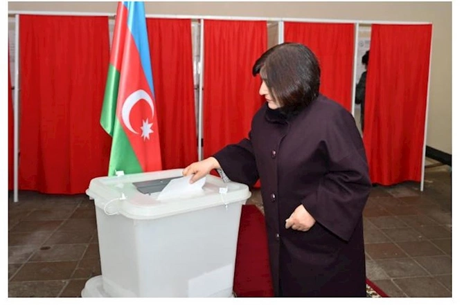 Sahibə Qafarova bu seçki məntəqəsində səs verdi — FOTOLAR Sahibə Qafarova bu seçki məntəqəsində səs verdi — FOTOLAR