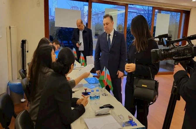 Azərbaycanın Türkiyədəki Səfirliyində səsvermə — FOTOLAR