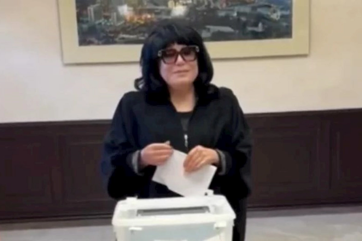 Flora Kərimova ağlaya-ağlaya səs verdi — VİDEO
