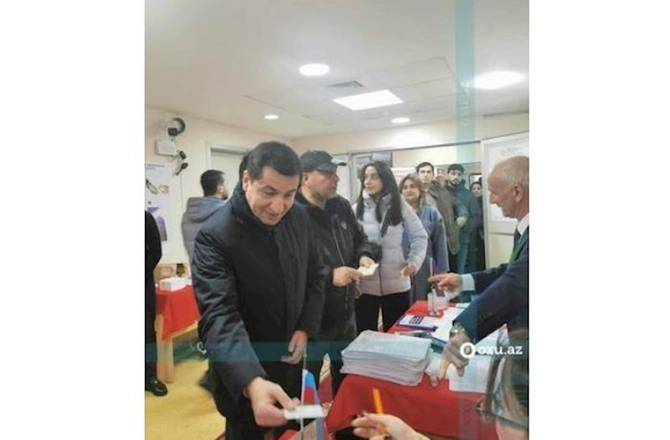 Hikmət Hacıyev səs verdi — FOTOLAR Hikmət Hacıyev səs verdi — FOTOLAR