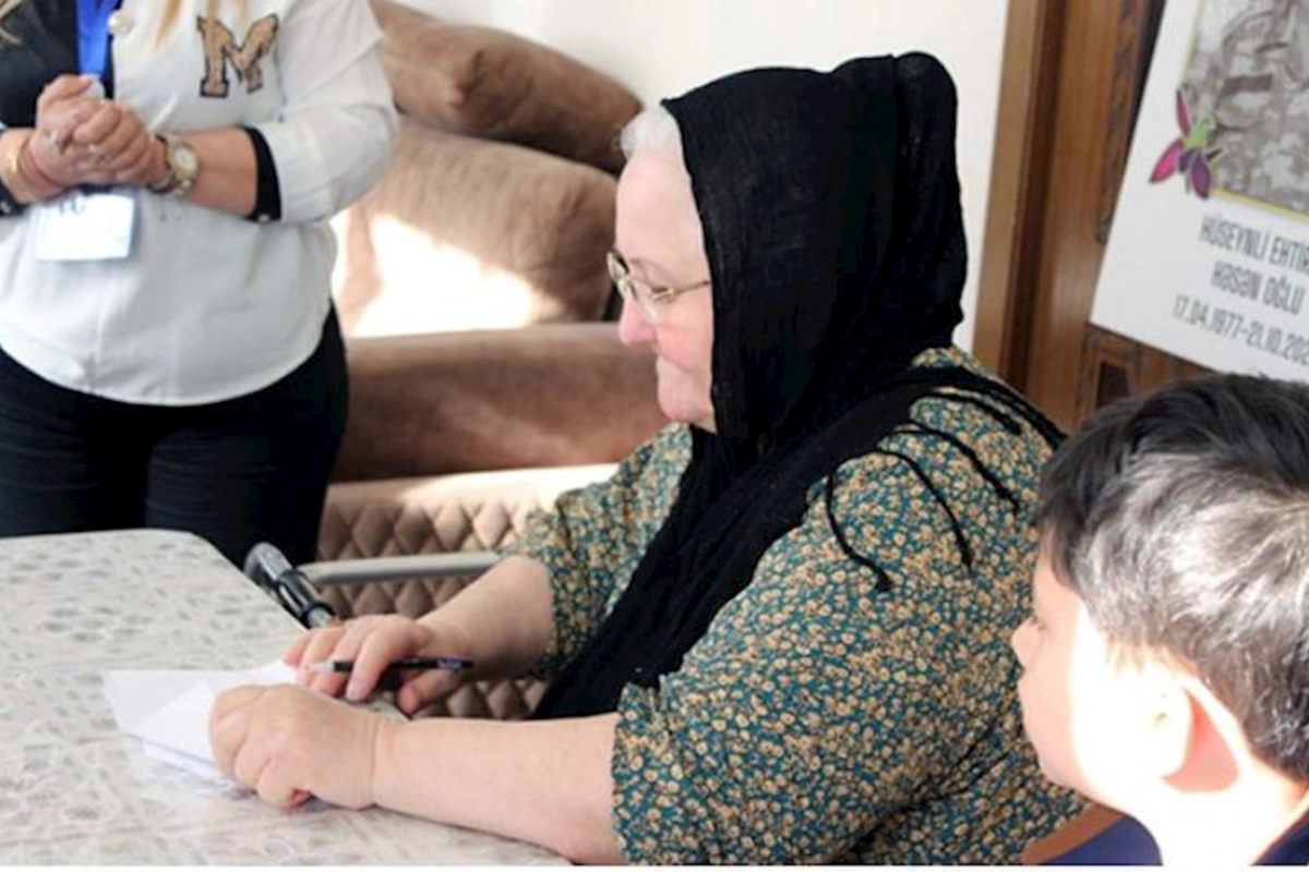 Şəhid anasının evinə daşınan seçki qutusu aparıldı — FOTOLAR
