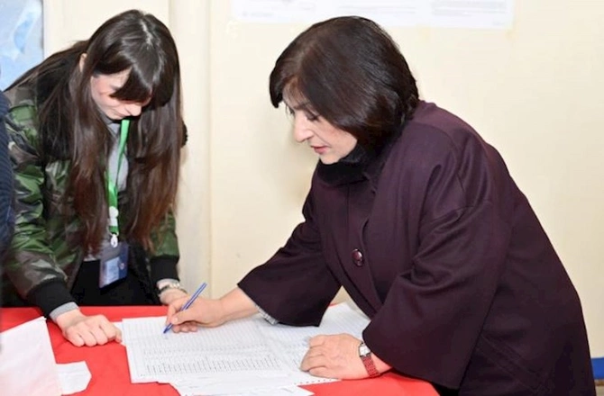 Sahibə Qafarova bu seçki məntəqəsində səs verdi — FOTOLAR Sahibə Qafarova bu seçki məntəqəsində səs verdi — FOTOLAR
