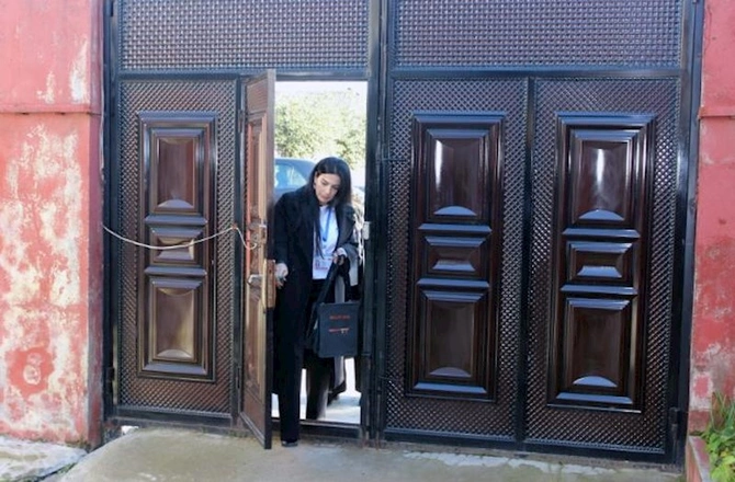 Şəhid anasının evinə daşınan seçki qutusu aparıldı — FOTOLAR Şəhid anasının evinə daşınan seçki qutusu aparıldı — FOTOLAR
