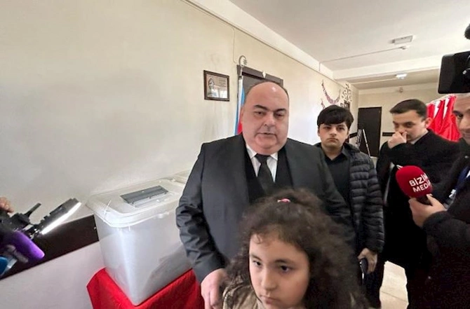 Prezidentliyə namizəd Fuad Əliyev səsvermədə — FOTO Prezidentliyə namizəd Fuad Əliyev səsvermədə — FOTO
