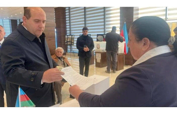 Prezidentin xüsusi nümayəndəsi Ağdamda səs verdi — FOTO Prezidentin xüsusi nümayəndəsi Ağdamda səs verdi — FOTO