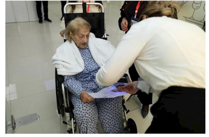 102 yaşlı Fatma nənə xəstəxanada səs verdi — FOTOLAR 102 yaşlı Fatma nənə xəstəxanada səs verdi — FOTOLAR