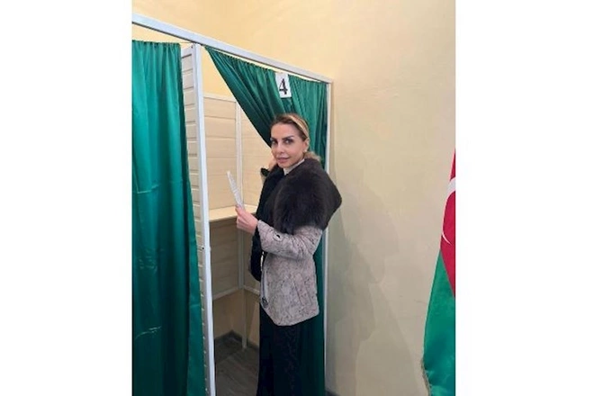 Məşhurlar da səsvermədə — FOTOLAR