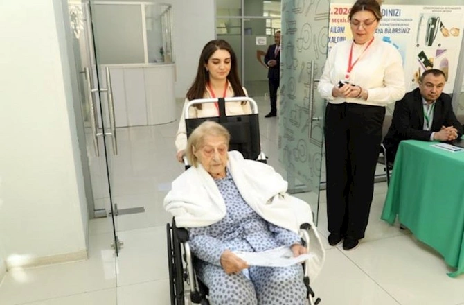 102 yaşlı Fatma nənə xəstəxanada səs verdi — FOTOLAR 102 yaşlı Fatma nənə xəstəxanada səs verdi — FOTOLAR