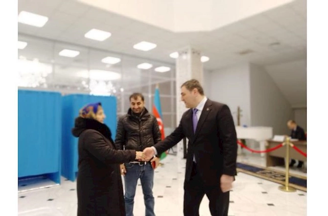 Xaricdəki ən yaşlı seçici Qazaxıstandakı səfirliyimizdə səs verib — Səfir şəxsən qarşıladı (FOTO)