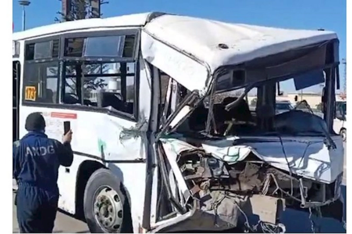 Bakıda marşrut avtobusu ağır qəzaya düşdü — VİDEO