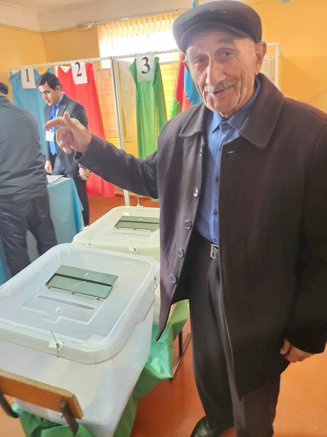 102 yaşlı nənənin İlham Əliyevin rəqibləri ilə seçki zarafatı…
