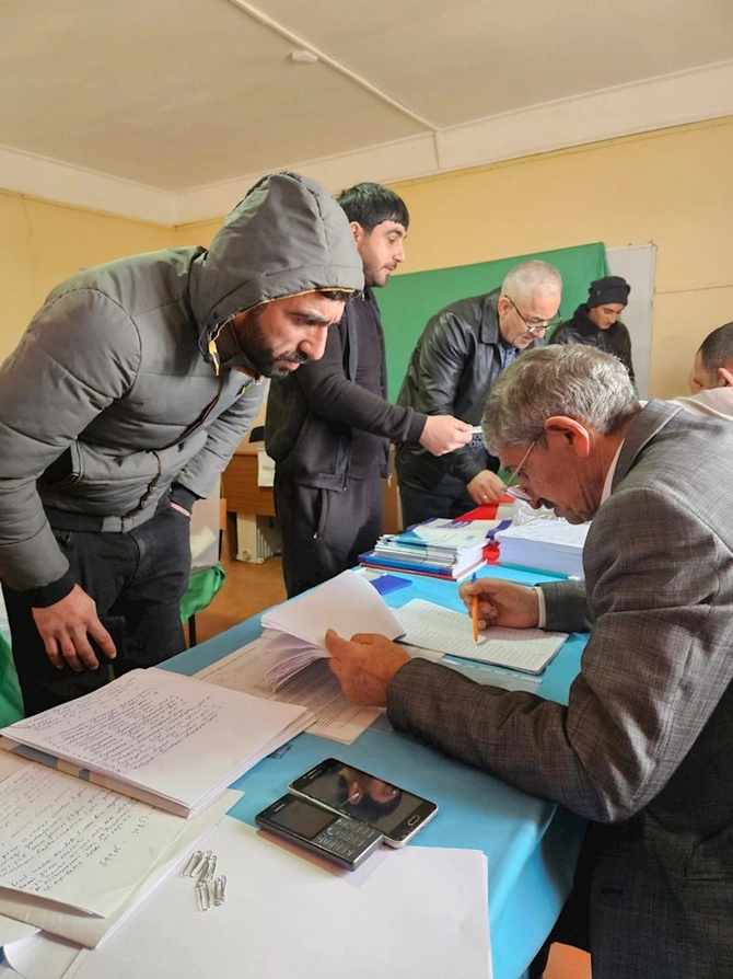 102 yaşlı nənənin İlham Əliyevin rəqibləri ilə seçki zarafatı…