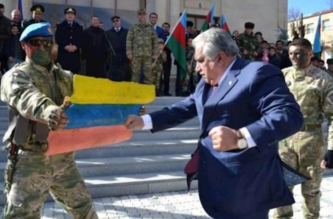 Rüstəm Bakoyanın ad günü tortu ölkədə qalmaqala səbəb oldu — FOTO Rüstəm Bakoyanın ad günü tortu ölkədə qalmaqala səbəb oldu — FOTO