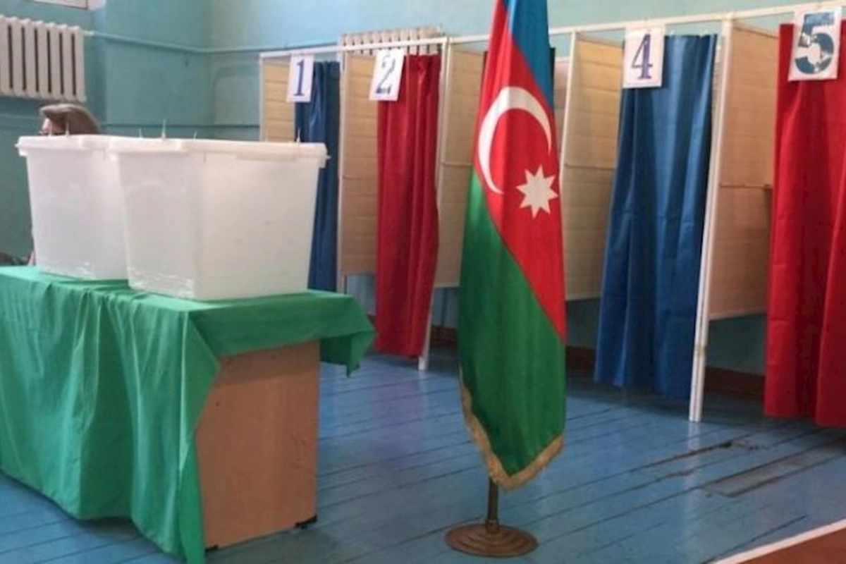 Səs verməyə gələn seçici məntəqədə ÖLDÜ