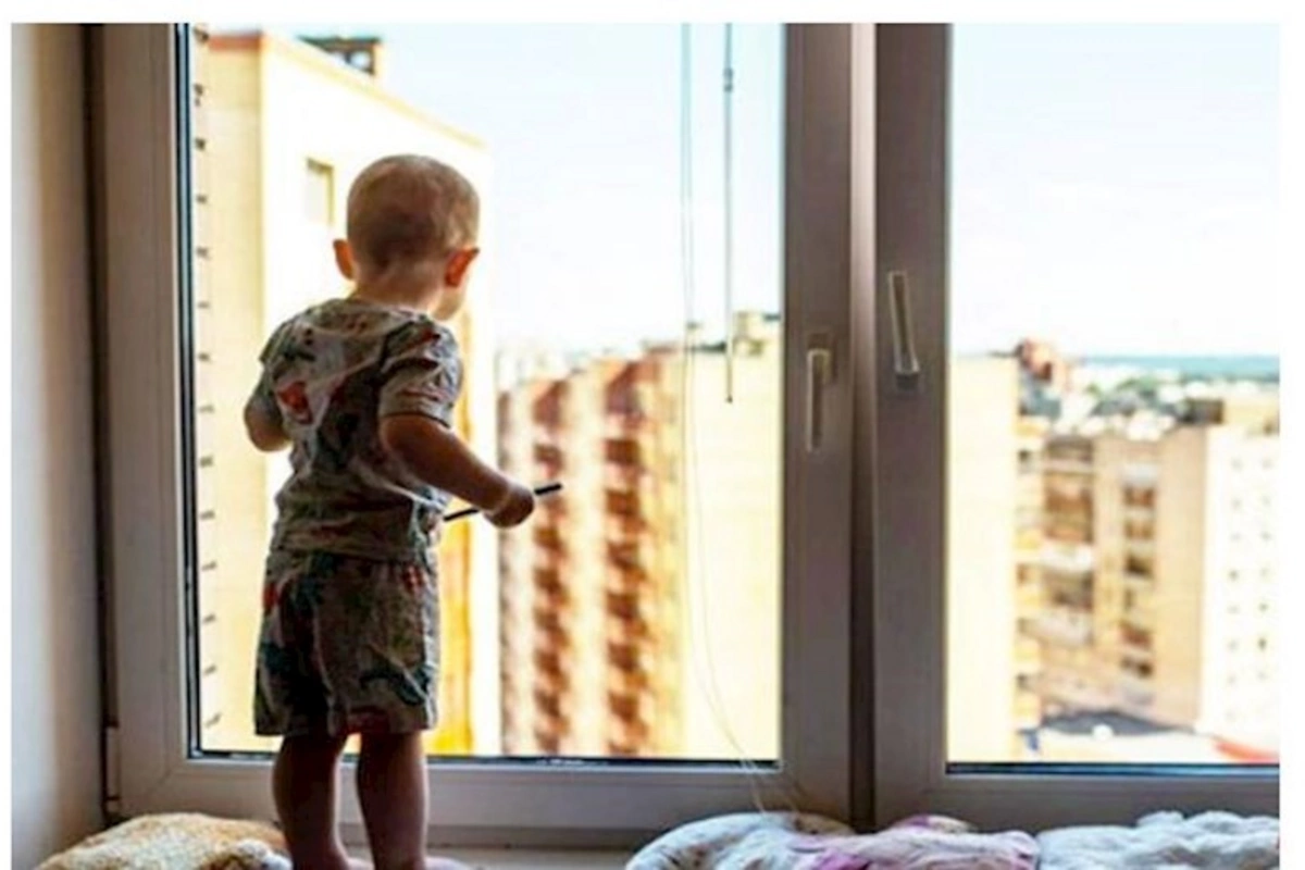 Bakıda 5 yaşlı uşaq eyvandan yıxılaraq öldü