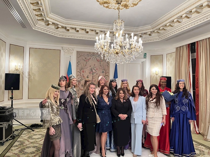 Parisdə Qarabağın milli geyimləri nümayiş olunub