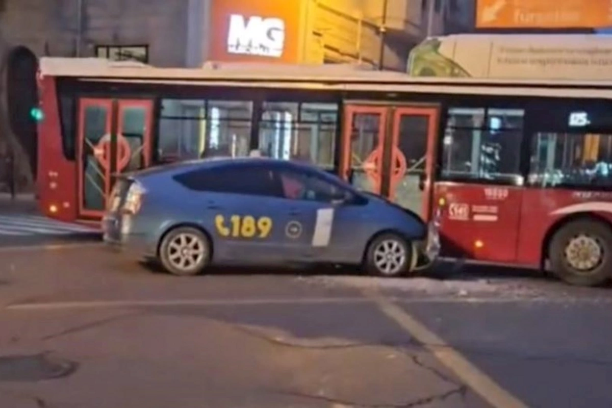 Bakıda “Prius” avtobusa çırpıldı — VİDEO