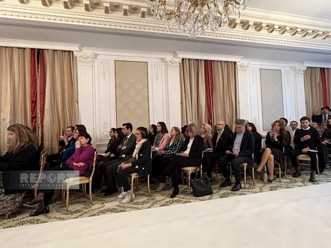 Parisdə Qarabağın milli geyimləri nümayiş olunub