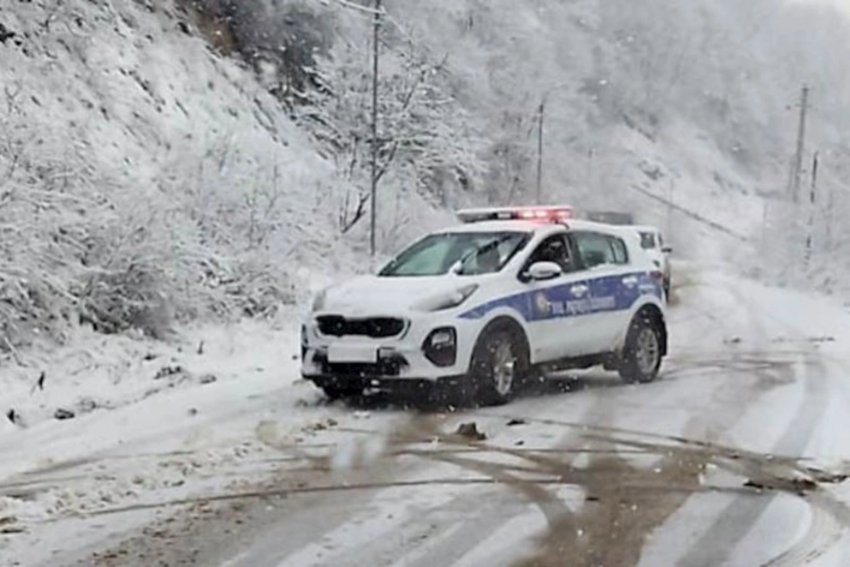 Şuşada yağan qar dağ yollarında avtomobillərin hərəkətində çətinlik yaradıb — FOTO