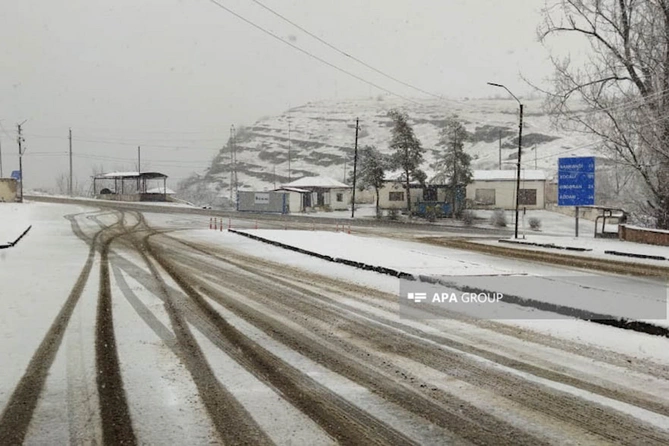 Şuşada yağan qar dağ yollarında avtomobillərin hərəkətində çətinlik yaradıb — FOTO