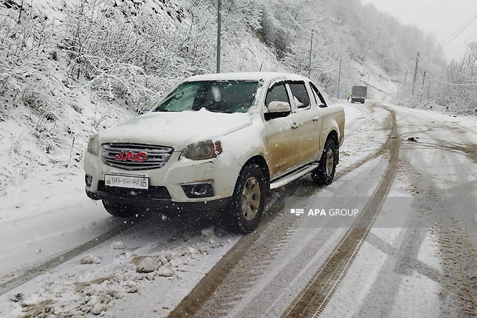 Şuşada yağan qar dağ yollarında avtomobillərin hərəkətində çətinlik yaradıb — FOTO