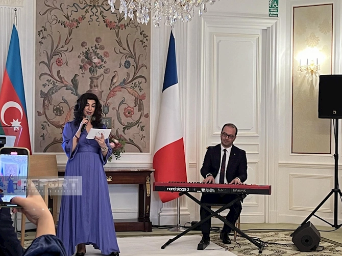 Parisdə Qarabağın milli geyimləri nümayiş olunub