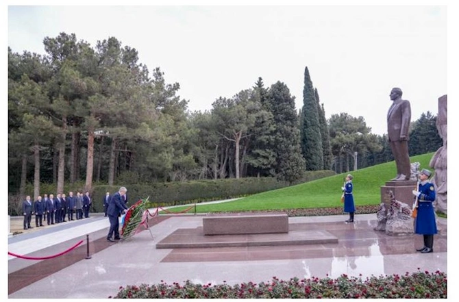 Tokayev Heydər Əliyevin məzarını ziyarət etdi — FOTO Tokayev Heydər Əliyevin məzarını ziyarət etdi — FOTO