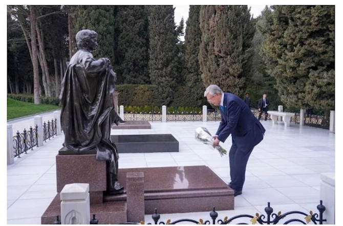 Tokayev Heydər Əliyevin məzarını ziyarət etdi — FOTO Tokayev Heydər Əliyevin məzarını ziyarət etdi — FOTO