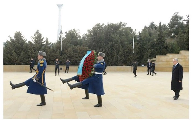 Tokayev Şəhidlər xiyabanında — FOTO