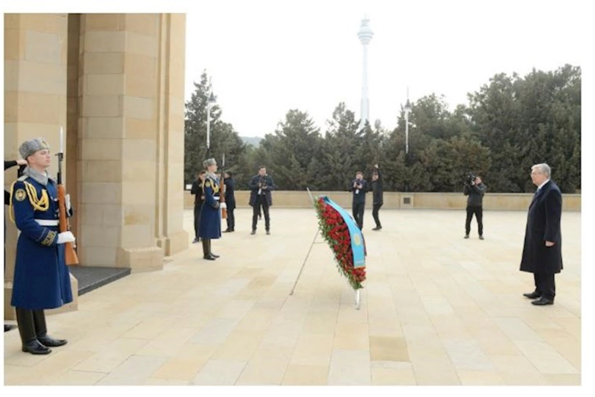 Tokayev Şəhidlər xiyabanında — FOTO