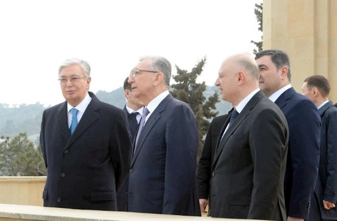 Tokayev Şəhidlər xiyabanında — FOTO