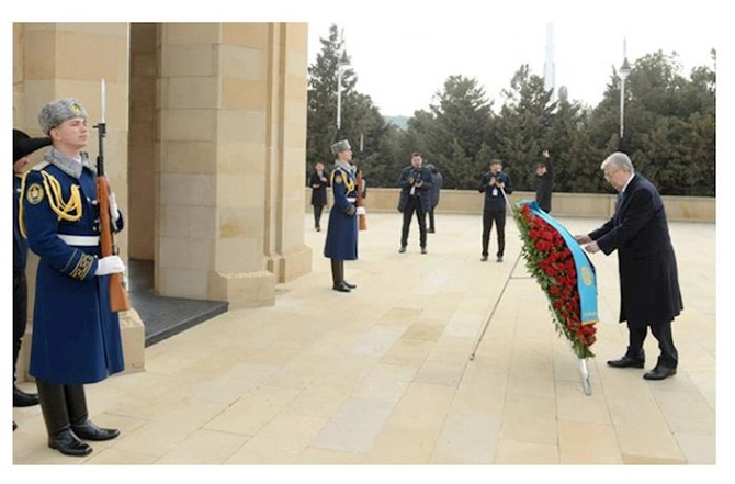 Tokayev Şəhidlər xiyabanında — FOTO