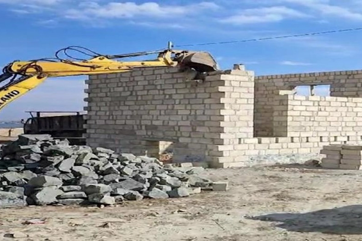 Bakıda və Şəmkirdə qanunsuz tikililər söküldü — VİDEO