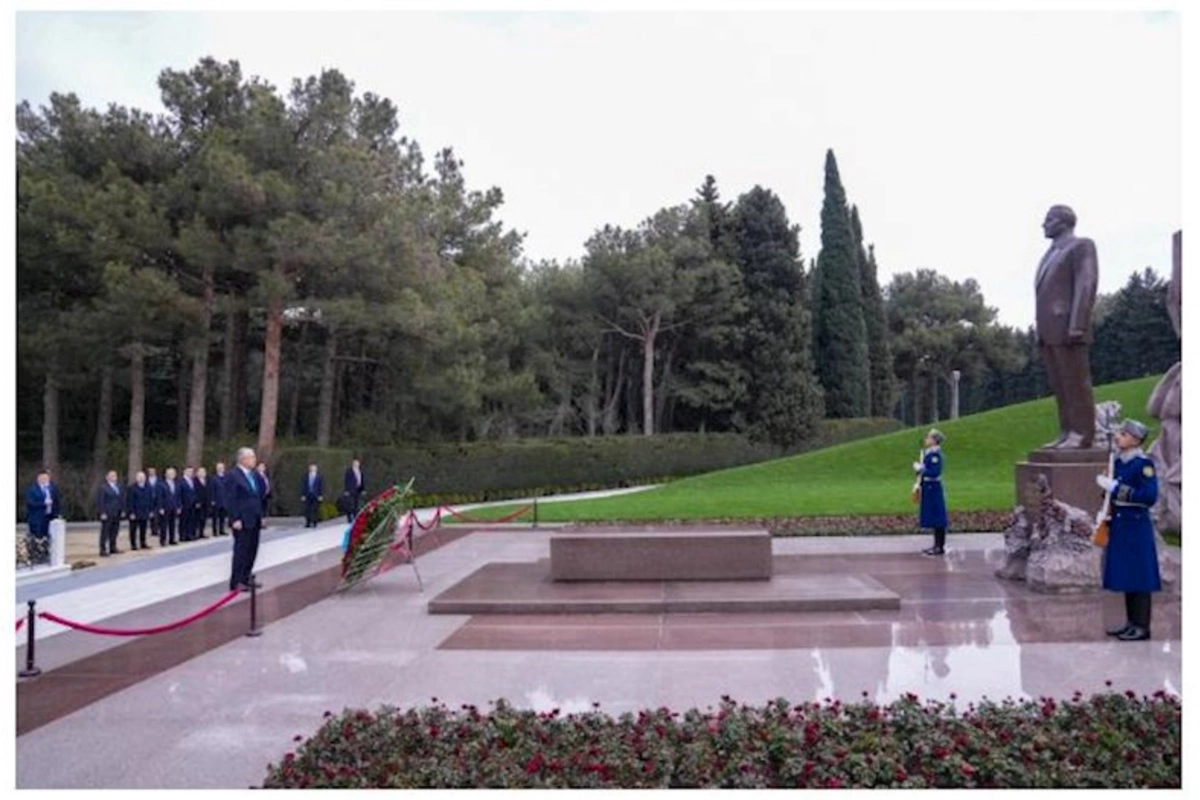Tokayev Heydər Əliyevin məzarını ziyarət etdi — FOTO