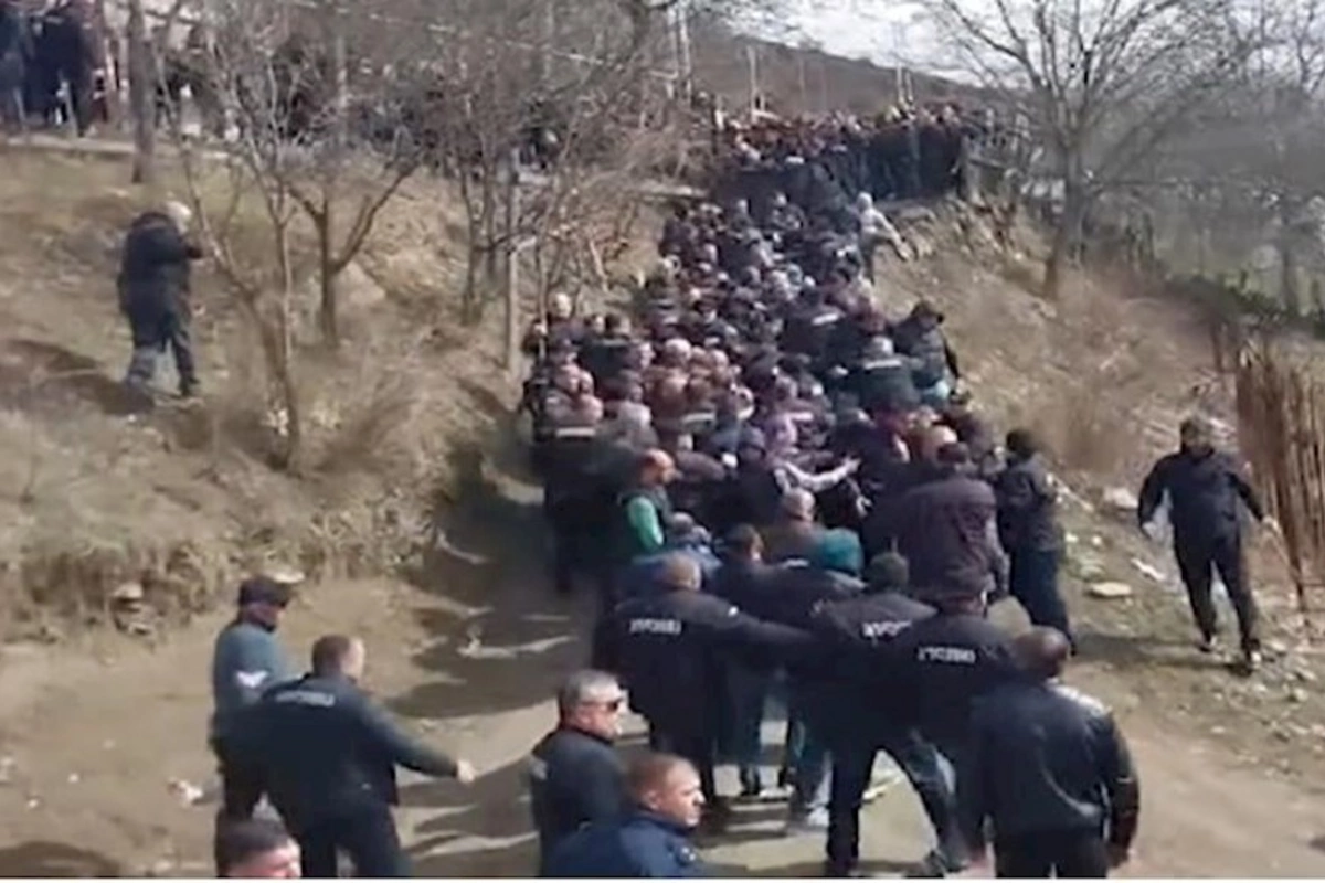 Gürcüstanda müsəlmanlara qarşı zorakılıq rəsmiləri hərəkətə keçirib — VİDEO