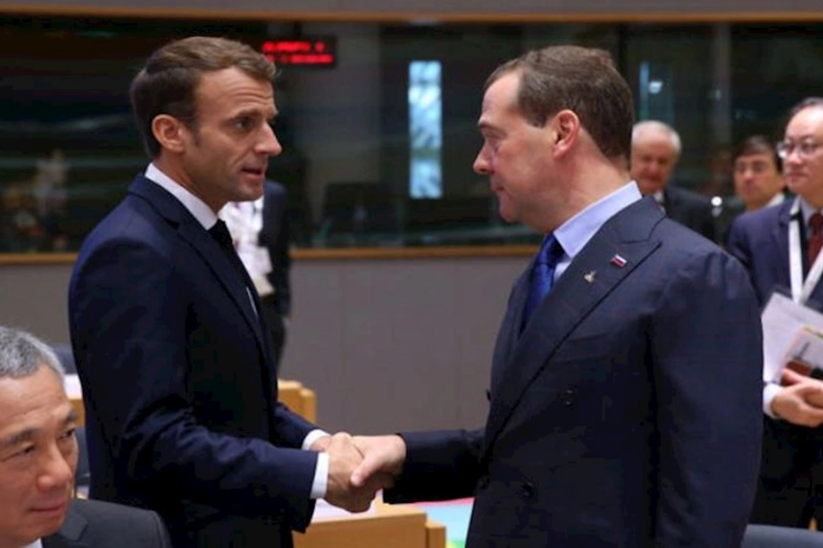 Medvedev Makronu qorxaq adlandırdı