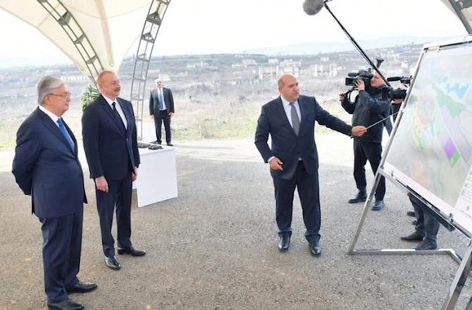 Tokayev Füzuli şəhərinin Baş planı ilə tanış oldu — FOTOLAR (YENİLƏNİB)