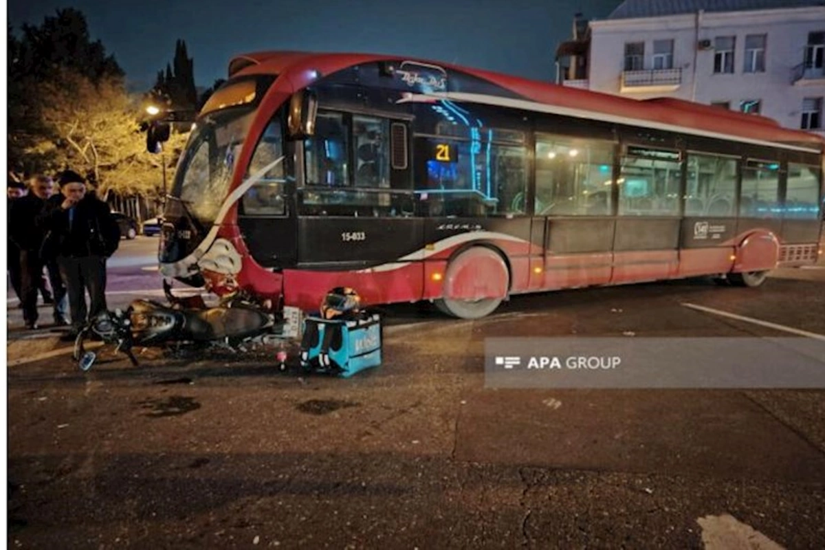 “Baku Bus” yemək sifarişi daşıyan motosikletçini vurub