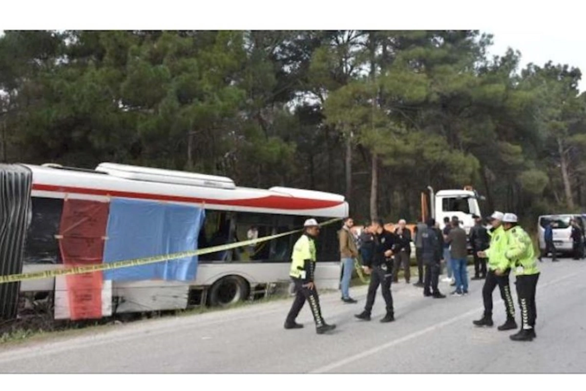 Avtobus yük maşını ilə toqquşdu: Ölən və yaralananlar var