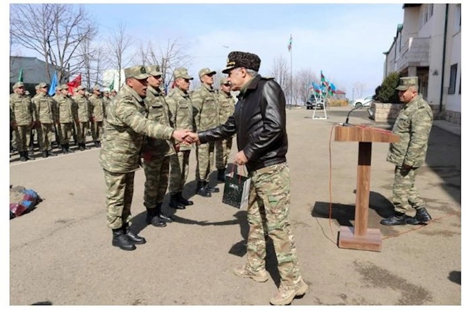 Xanlar Vəliyev Şuşa və Xankəndidə hərbçilərlə görüşdü — FOTOLAR Xanlar Vəliyev Şuşa və Xankəndidə hərbçilərlə görüşdü — FOTOLAR